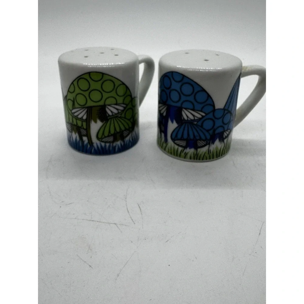 Mushroom-patterned salt and pepper pot, vintage Green And Blue Made In Japan A6